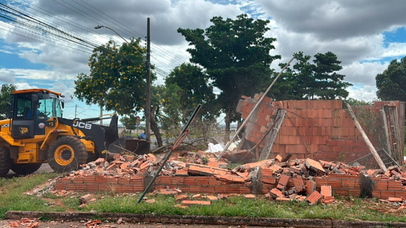 Reintegração de posse derruba casas e gera questionamentos no Canaã