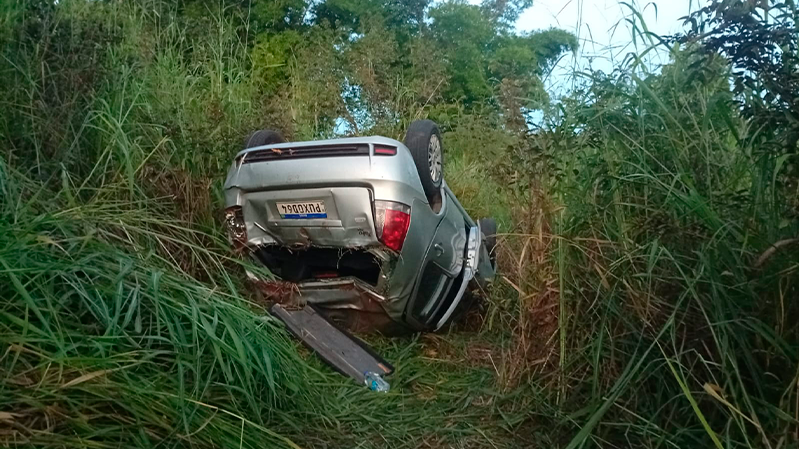 Capotamento deixa cinco feridos na MGC-497 em Uberlândia