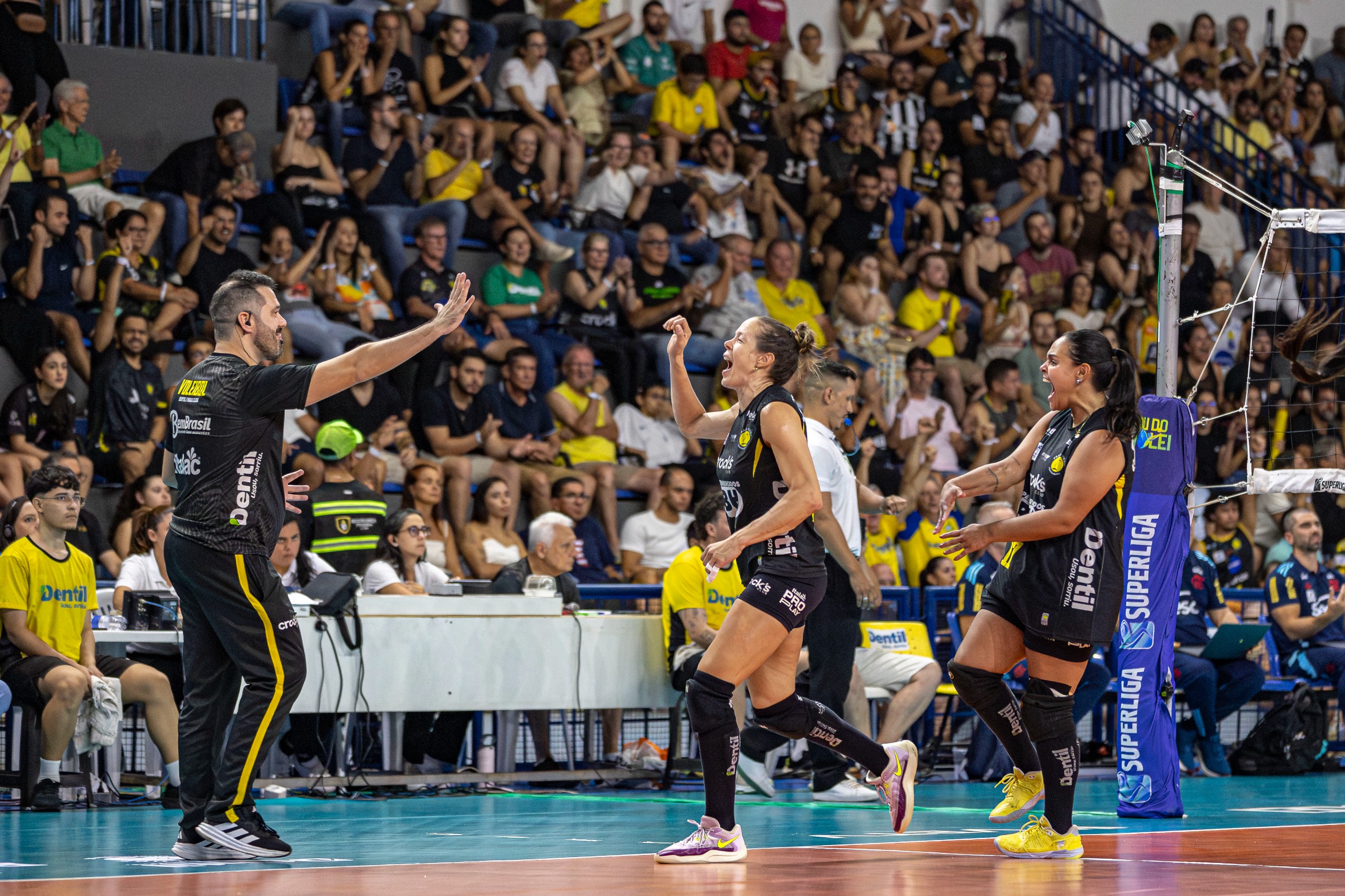 Praia Clube impõe ritmo, vence Sesc Flamengo e abre vantagem na série