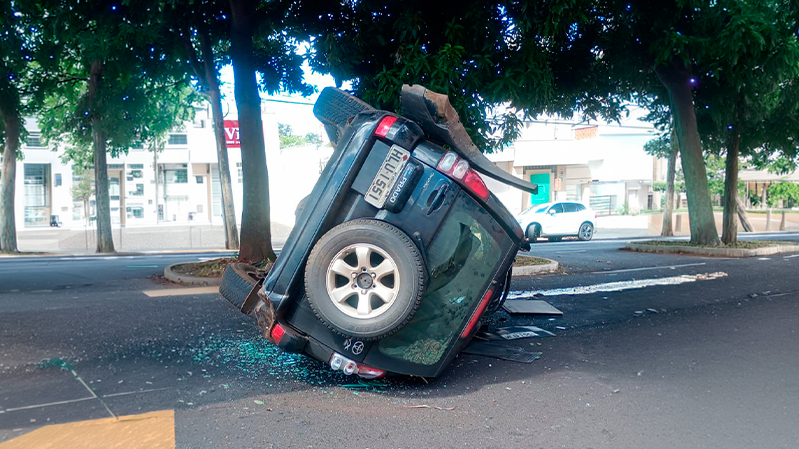 Colisão entre veículos provoca capotamento e deixa ferido em Uberlândia