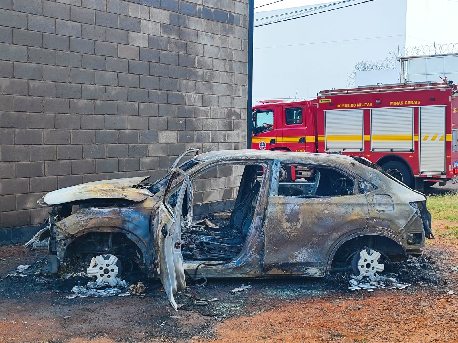Homem é preso após incendiar veículo em Uberlândia