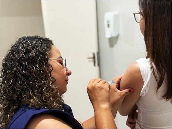 Uberlândia se destaca e mantém liderança em vacinação em MG