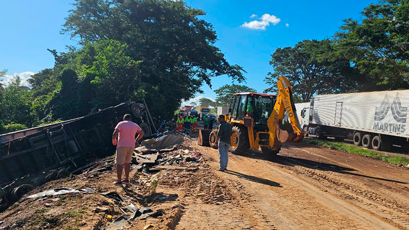 Colisão frontal seguida de incêndio deixa dois motoristas mortos na BR-153