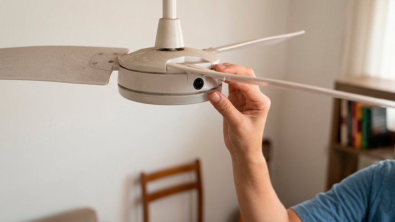 Mulher encontra câmera oculta dentro de ventilador em residência de Uberaba