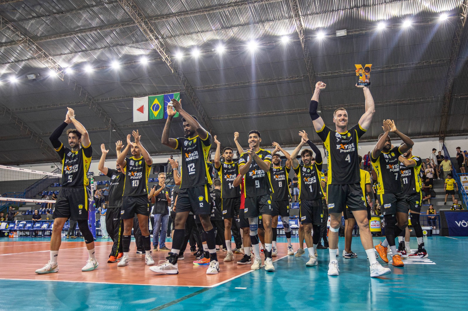 Praia Clube vence Guarulhos e avança à semifinal da Superliga