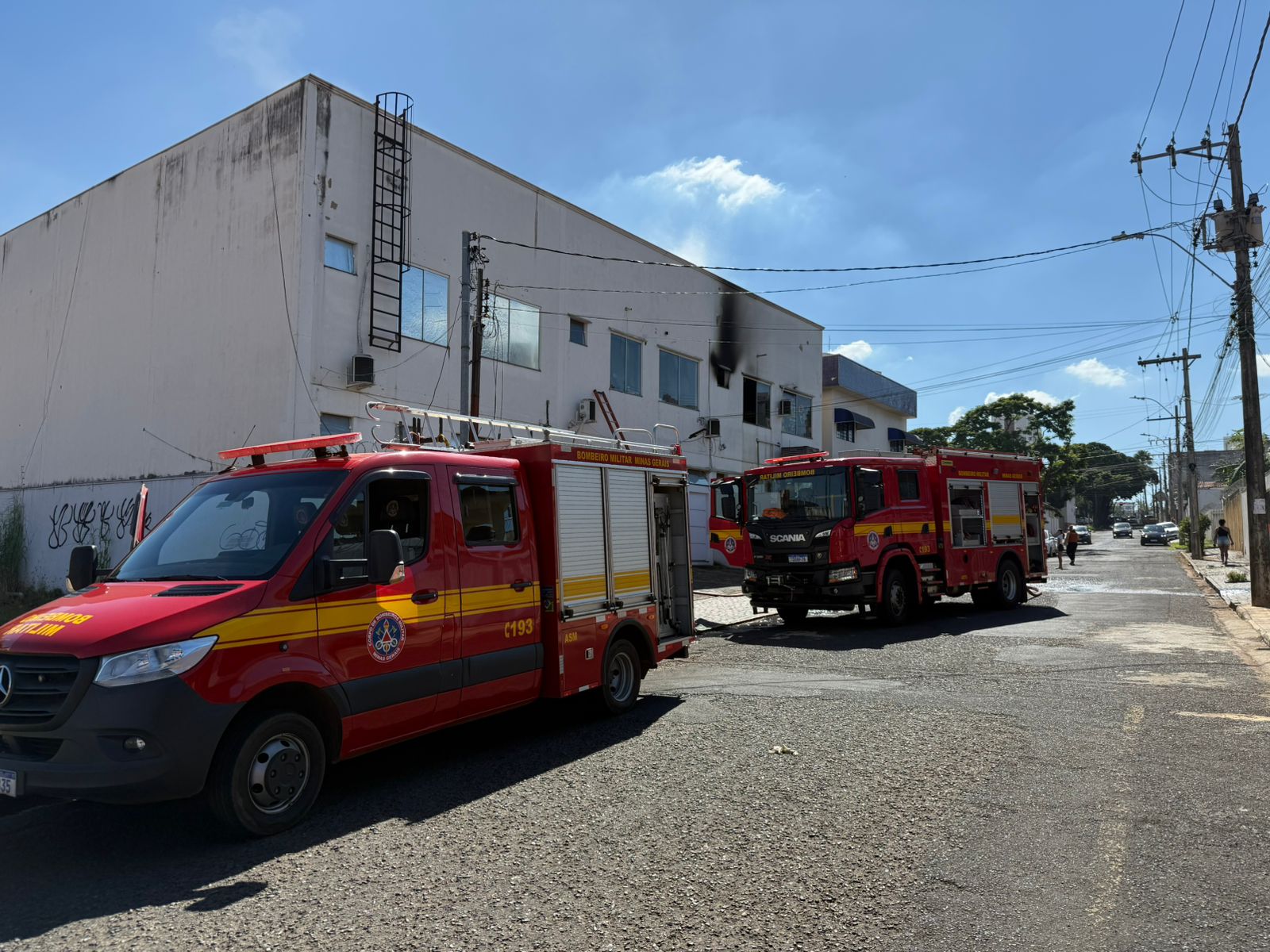 Incêndio atinge panificadora e mobiliza bombeiros no bairro Tabajaras, em Uberlândia