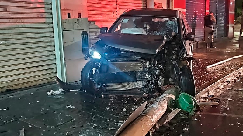 Colisão no Centro derruba poste e deixa casal ferido em Uberlândia