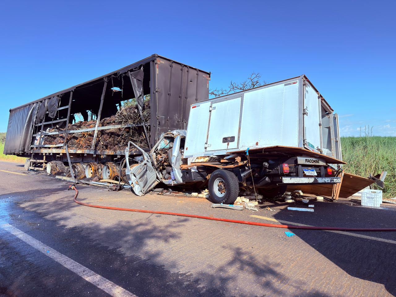 Pai e filho morrem após caminhonete bater em caminhão em chamas na MG-428, em Sacramento