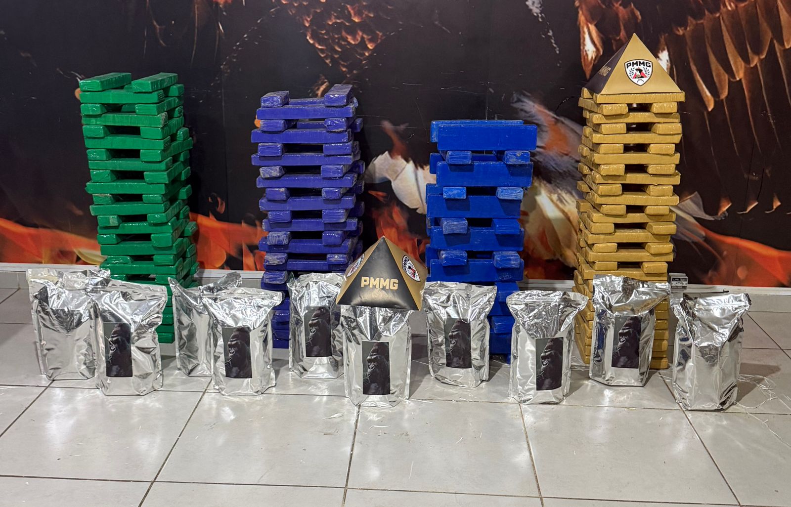 Casal é preso com 180 barras de maconha após perseguição na MGC-452, em Uberlândia