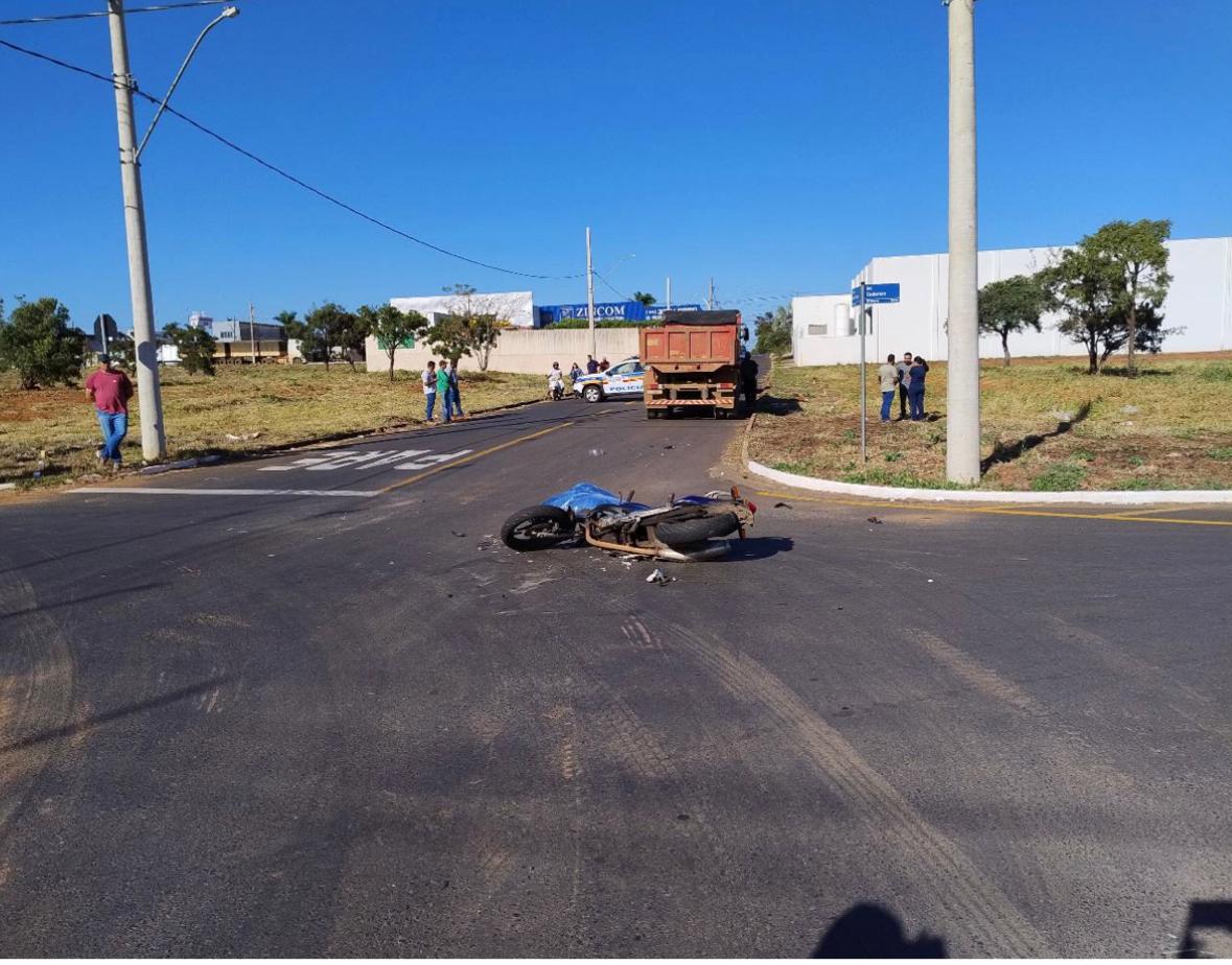 Motociclista de 39 anos morre após bater em caminhão-caçamba em Araguari