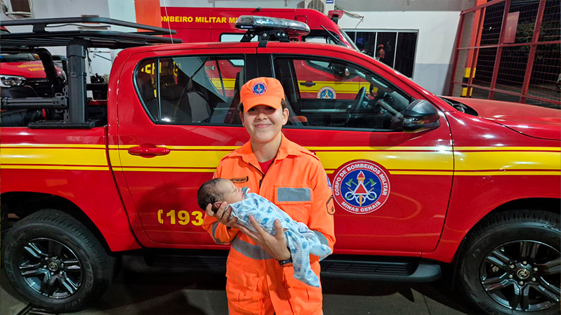 Bebê de 11 dias engasgado é salvo por bombeiros após chegar desacordado a quartel em Ituiutaba