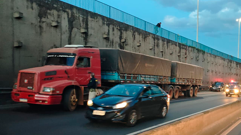 Caminhoneiro morre atropelado ao tentar reparar veículo na BR-365, em Uberlândia