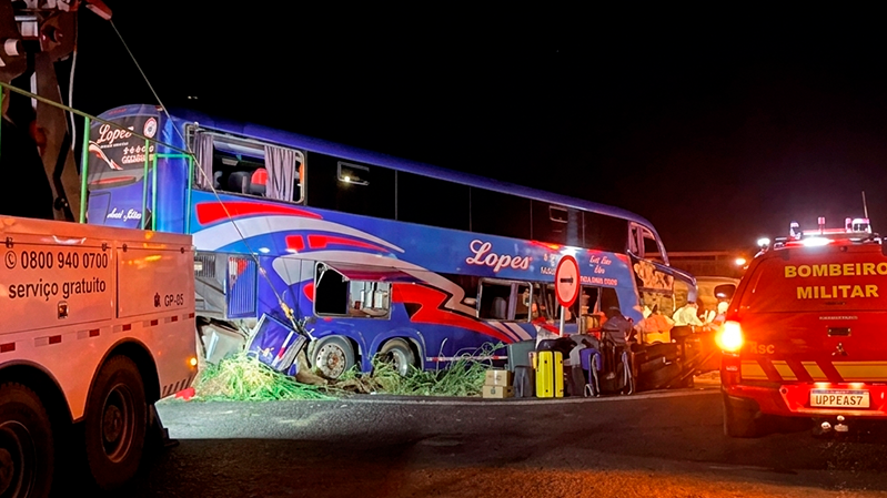 Ônibus bate em carreta na BR-050 e deixa dois mortos