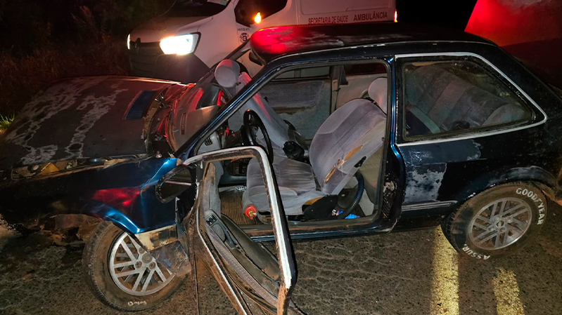 Jovem é ejetado do carro e fica em estado grave após capotamento na MG-497, em Prata