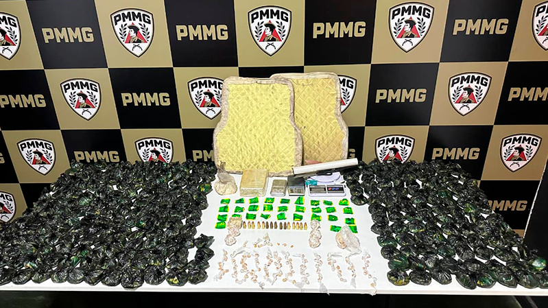 PM estoura depósito do tráfico em Uberlândia e apreende mais de 8 mil porções de drogas