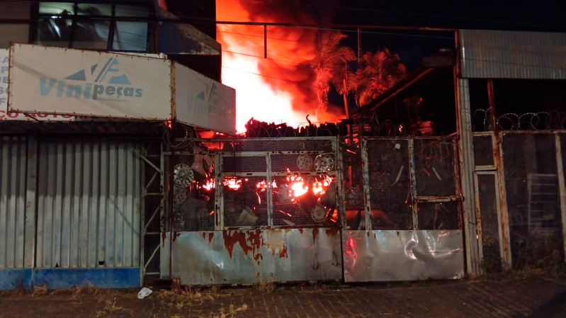 Ferro-velho é destruído por incêndio e explosões em Uberlândia