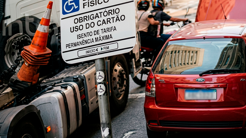 Carreta atropela pai e filha na Avenida Afonso Pena, em Uberlândia