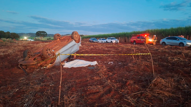 Capotamento na MGC-452 termina com uma morte e um ferido grave