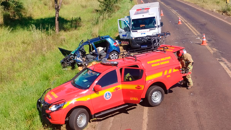 Batida frontal na BR-262 deixa dois em estado grave em Uberaba