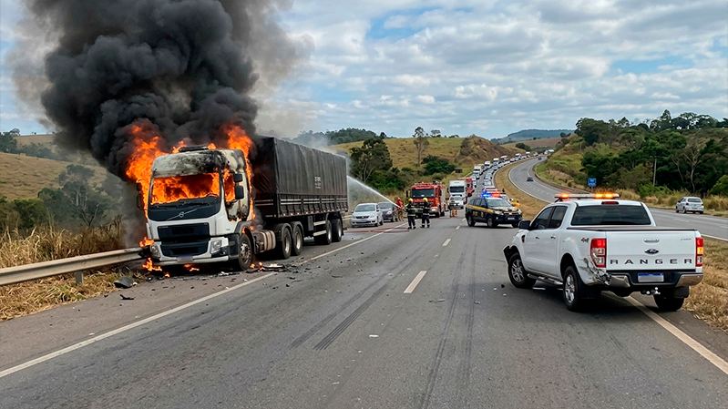 Carreta pega fogo após batida na BR-153 e fecha pista