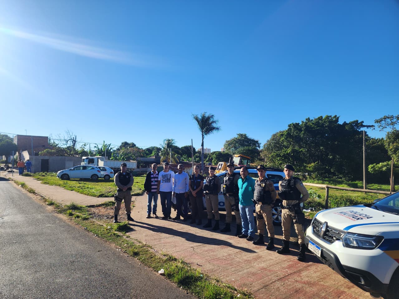Operação no Lagoinha derruba barracos e remove toneladas de lixo às margens de córrego em Uberlândia