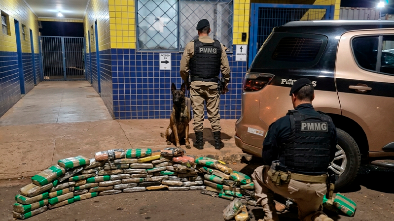 Caminhão é parado pela PRF e droga é achada dentro de pneus em MG