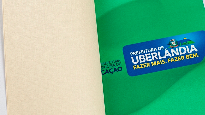 Cadernos distribuídos em SC com referências a Uberlândia levantam questionamentos sobre contrato e reaproveitamento de material