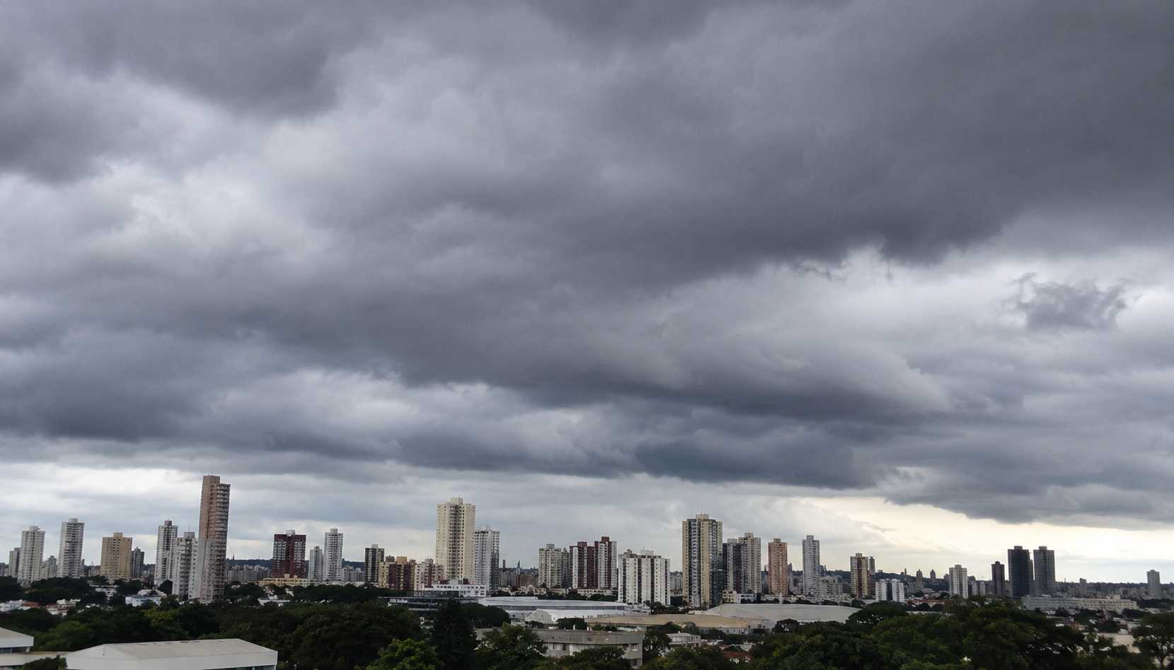 Frio pela manhã e calor à tarde marcam o tempo em Uberlândia