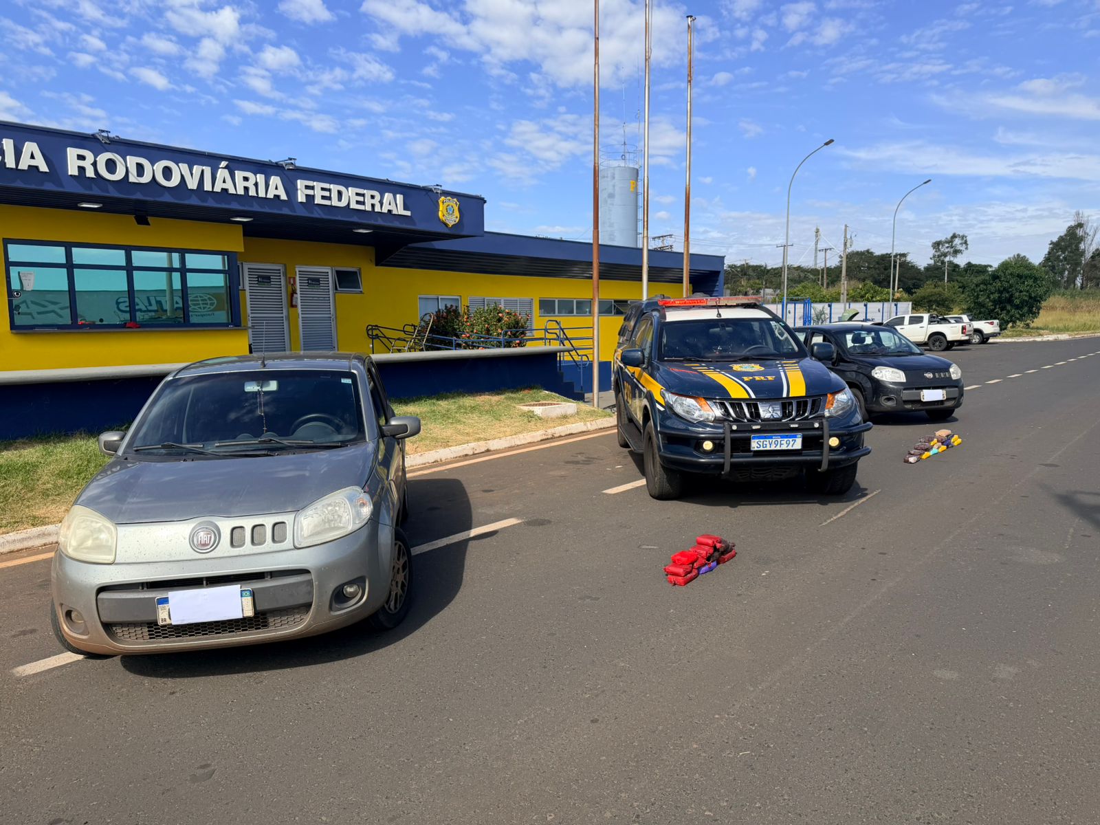 PRF apreende mais de 25 quilos de cocaína escondidos em carros na BR-050, em Uberaba