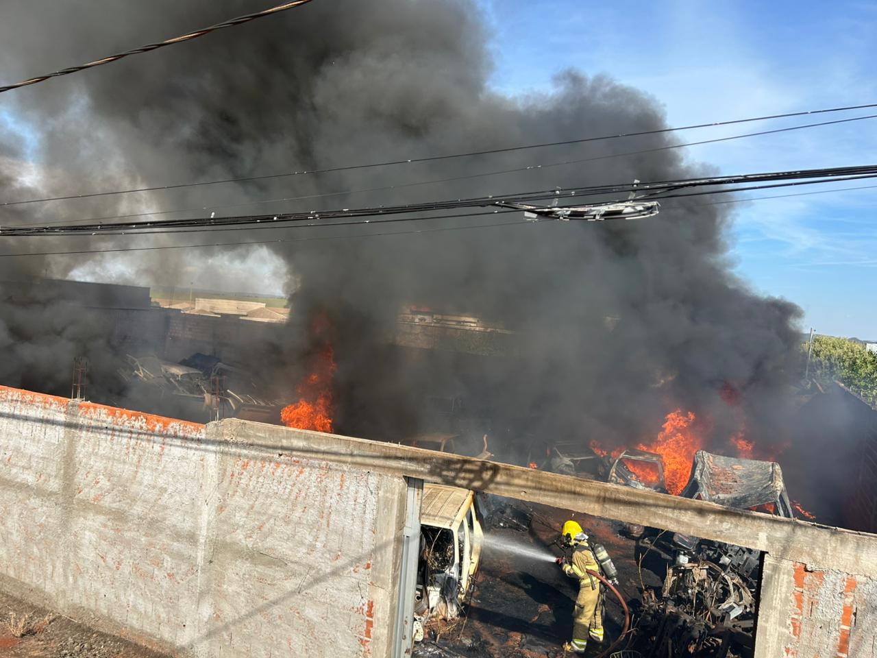 Incêndio destrói depósito de veículos no bairro Independência, em Ituiutaba