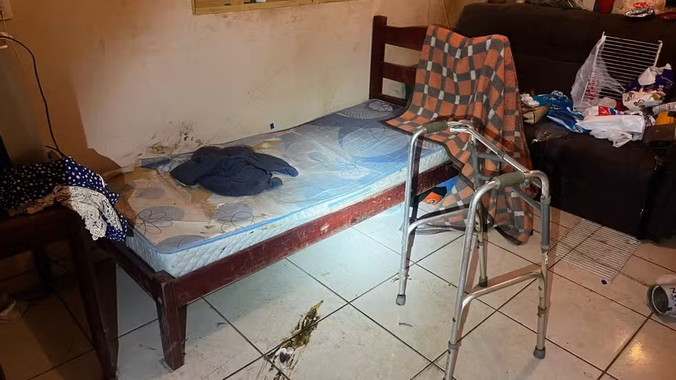 Filho é preso após manter mãe idosa em situação insalubre em MG