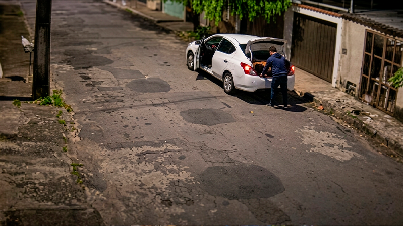 Cachorro arremessado de carro em MG é resgatado e homem acaba indiciado