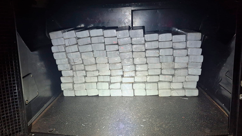 Casal é preso em Uberlândia com carga de quase 100 kg de maconha na MGC-452