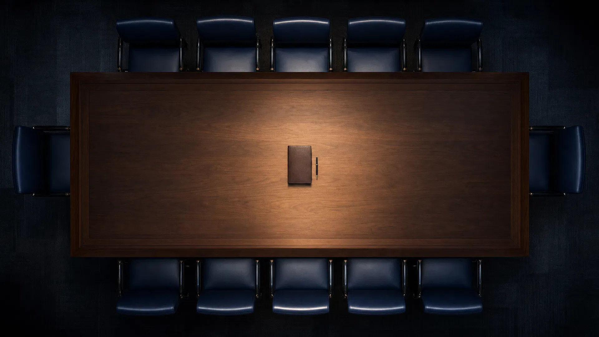 Sala de conselho corporativo com mesa de reuniões executivas