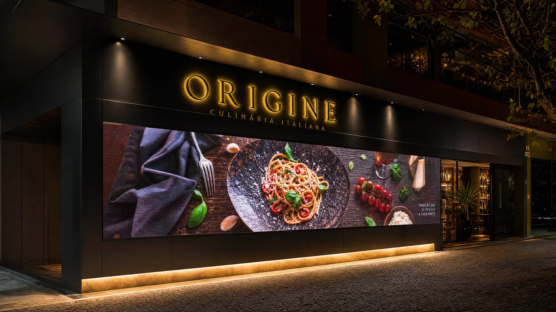 Fachada de restaurante com painel LED e ACM