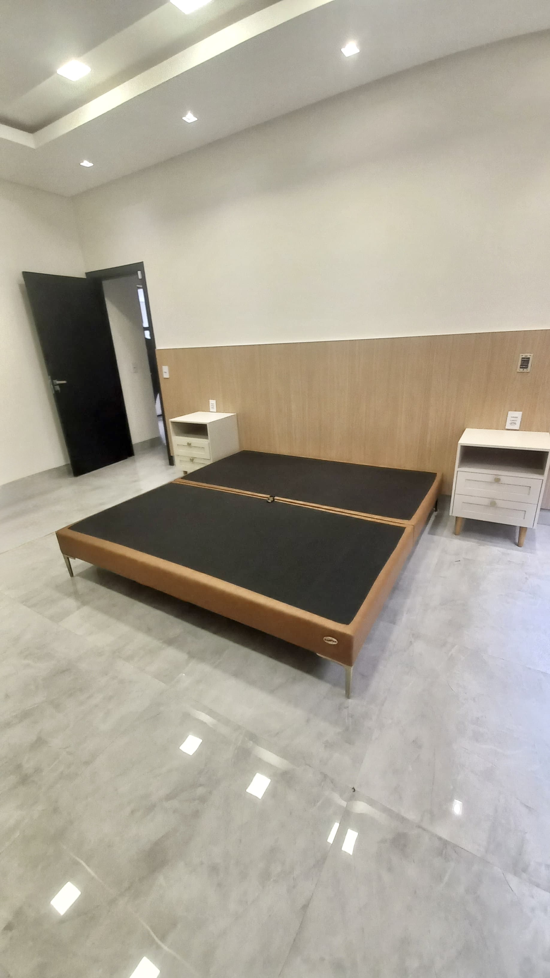 BASE PREMIUM COM PÉS DOURADOS