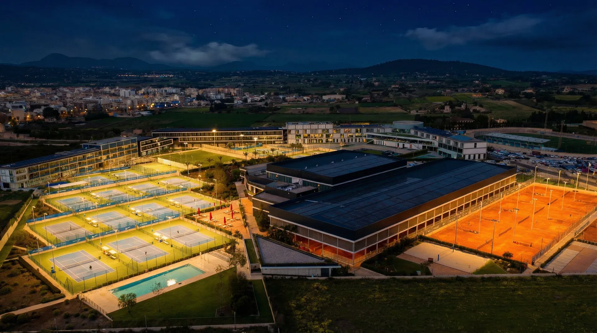 Quadras de tênis iluminadas à noite no Tennis All Resort Porto Belo