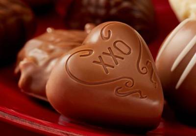 Lindt Chocolate USA: Free In-Store Gift-HELLO Strawberry Cheesecake Chocolate Stick