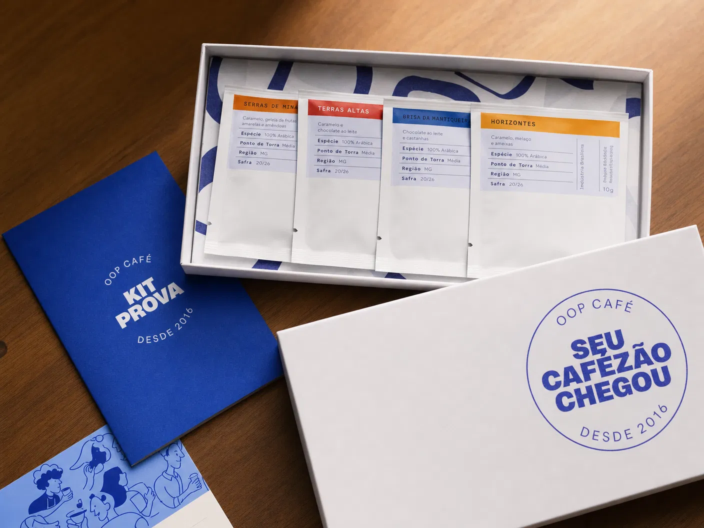 Sach�s do Kit Prova OOP com caf� mo�do e materiais reais da campanha.