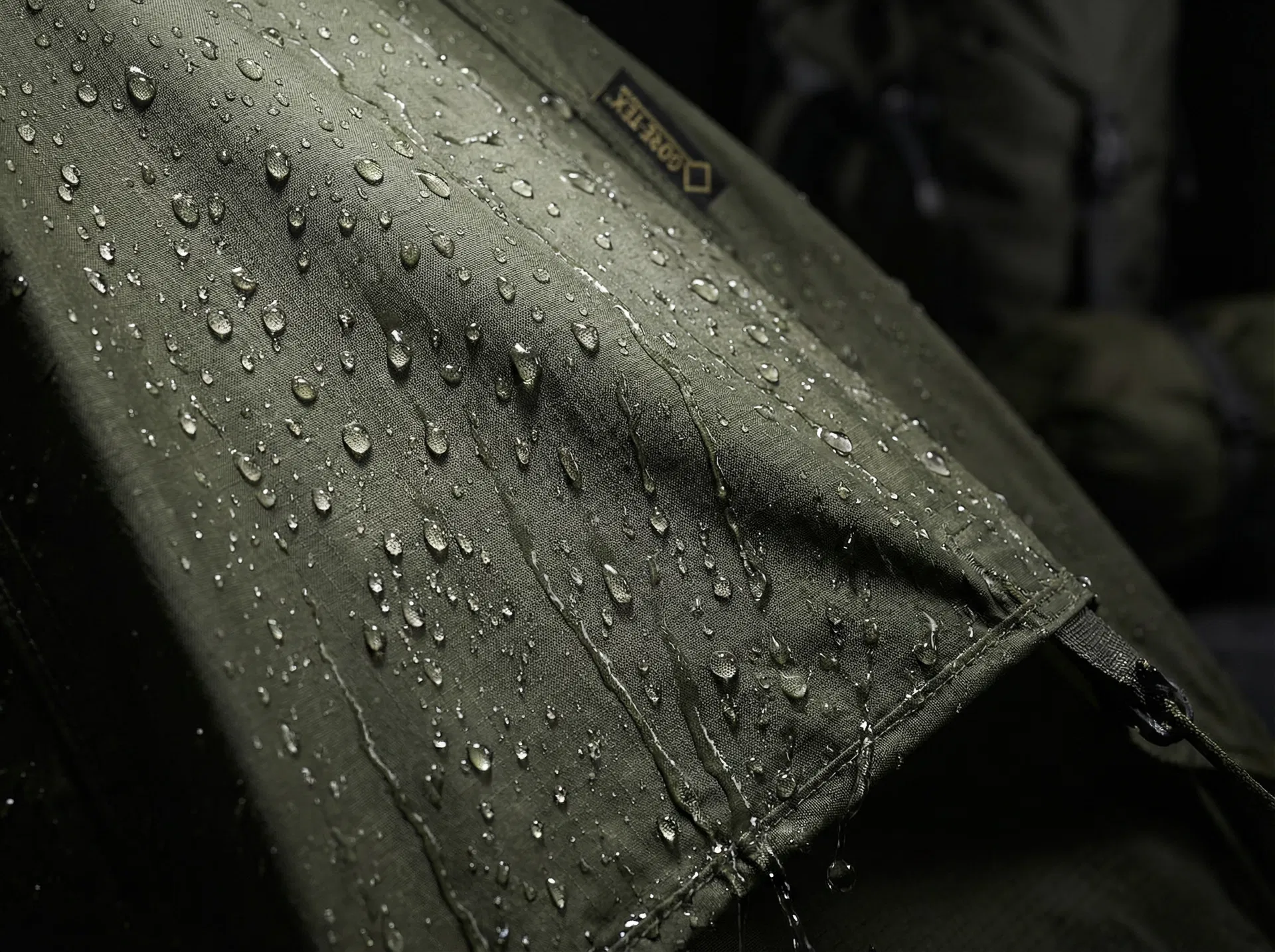 10.000 mm Wassersäule – wasserdichtes Nylon-Material des Fort Knox Karpfenzelts