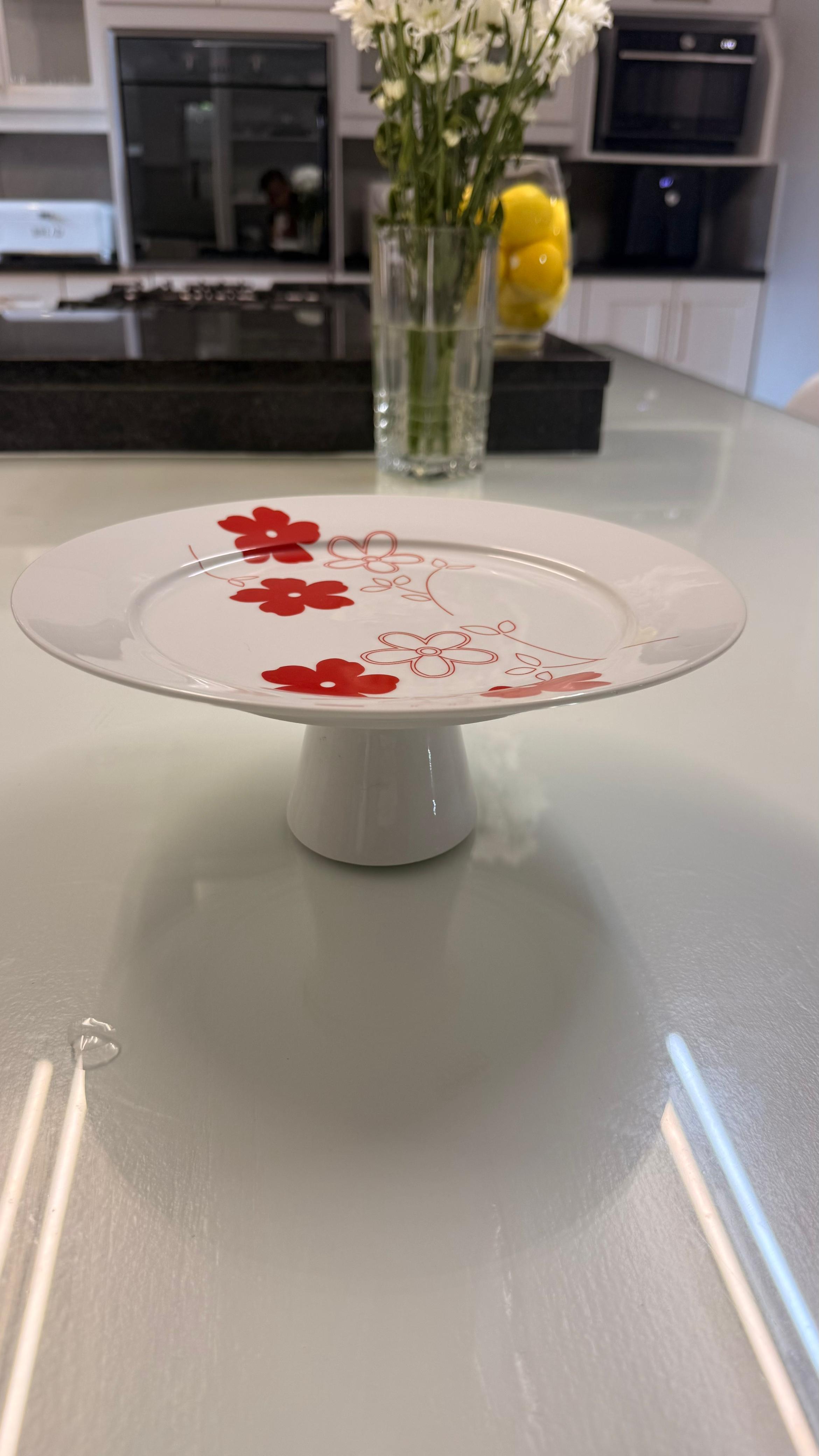 White Small Cake Stand 1