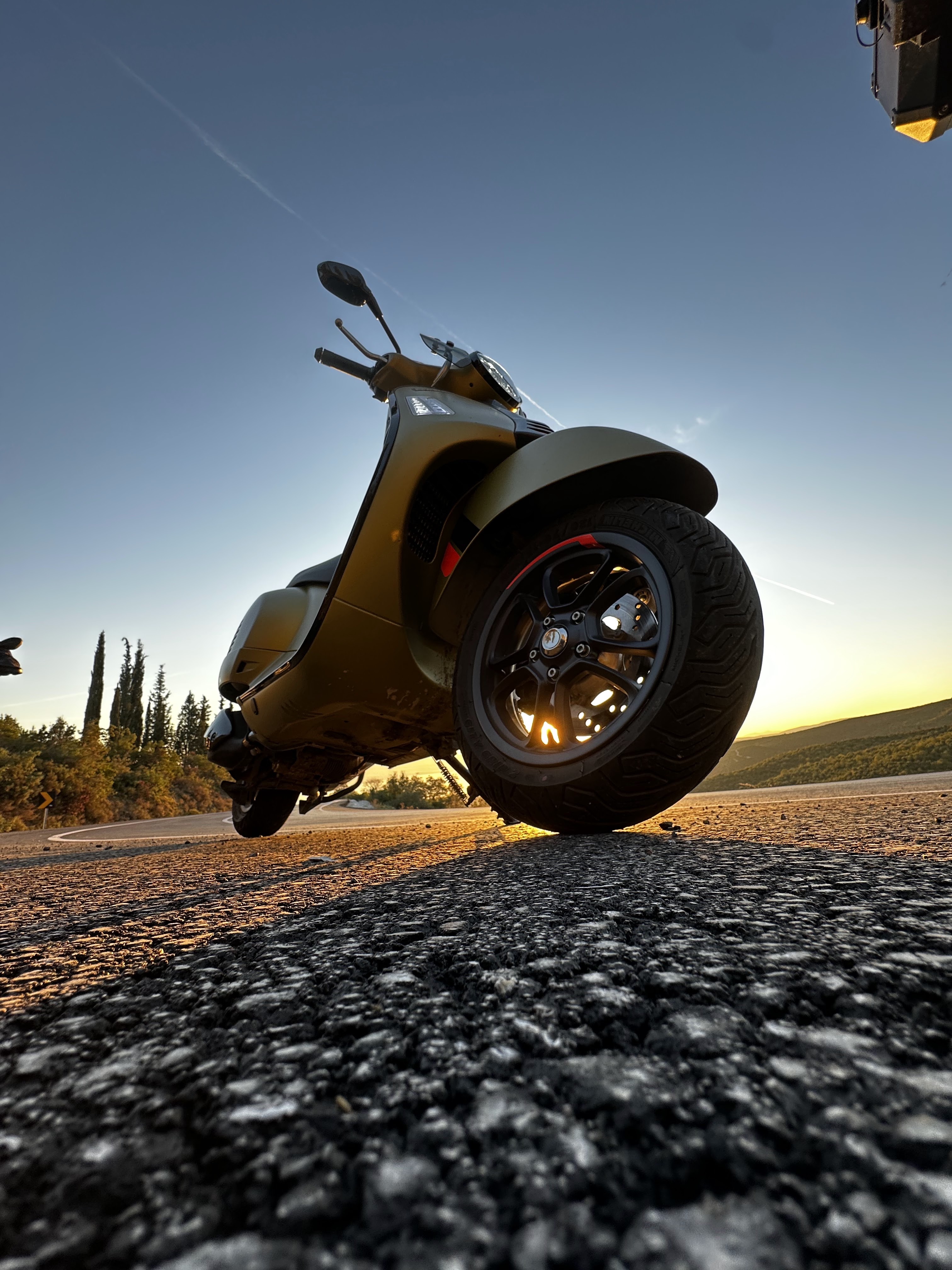 Here I am in İznik—known in antiquity as Nicaea—one of Türkiye’s timeless cities that everyone should see at least once. A place of deep historical significance: the ancient city where the earliest Hagia Sophia was built and where the Councils that consolidated the New Testament were held. İznik still carries the wisdom of centuries in its quiet streets.
On the İznik–İzmit road, as the sun sets behind the mountains beyond Lake İznik, the improved suspension of the Vespa GTS 310 and the HPE engine make this winding, rising-and-descending route even more enjoyable. When the spirit of the road, the weight of history, and the joy of riding a Vespa come together, it creates a moment to remember.