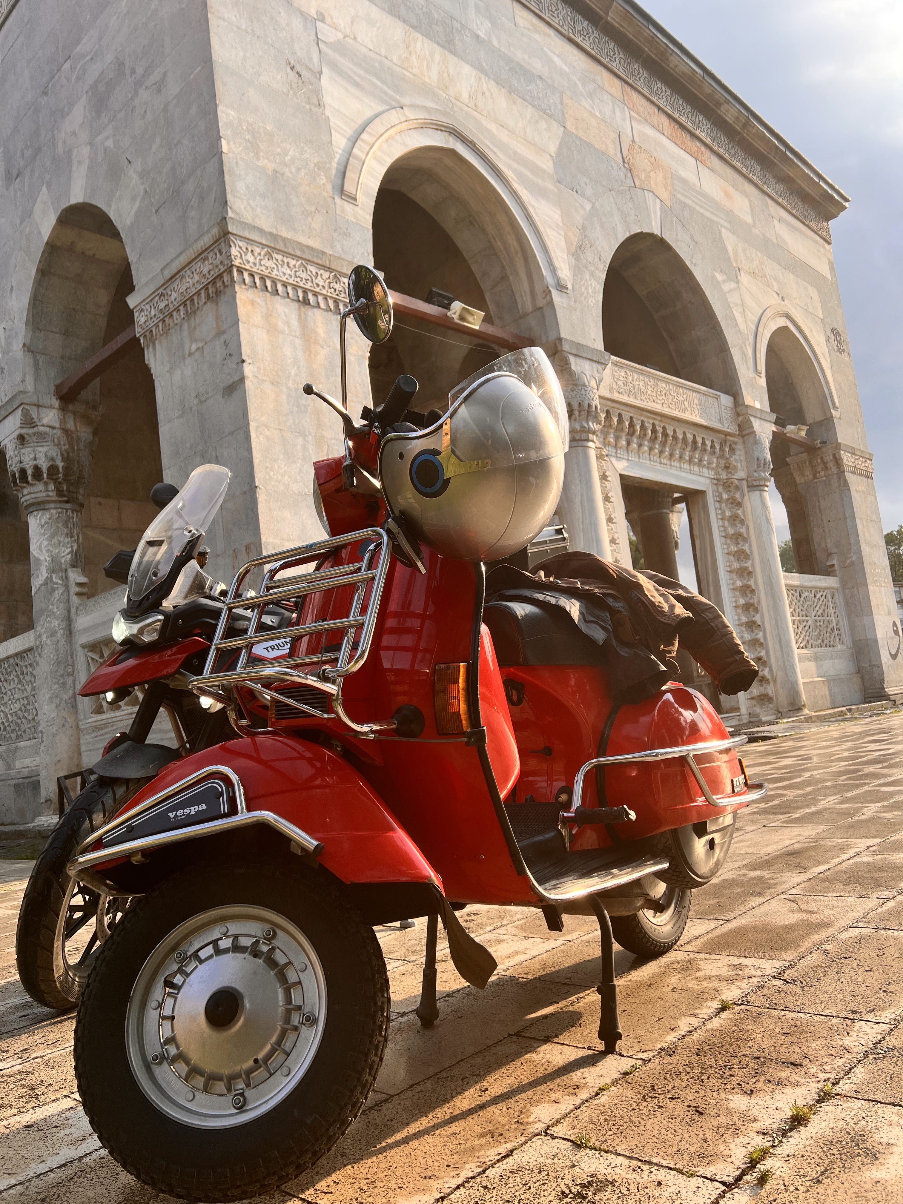 One of our stop points on the return leg of our 180 km ride with the 1993 Vespa PX 200 was İznik. The route through İzmit, Gölcük, İznik, İnegöl and the Babasultan village is one of our favorite scooter-friendly tracks, offering a smooth and enjoyable ride.
The Vespa PX 200 completed the trip without any issues, except for a single flat tire, and never let me down. This old warrior even reached 120 km/h in 4th gear at times. Today, it has been fully restored by its new owner. Through this whole experience, I gained a solid understanding of how two-stroke engines work and discovered once again how surprisingly comfortable classic Vespas truly are.