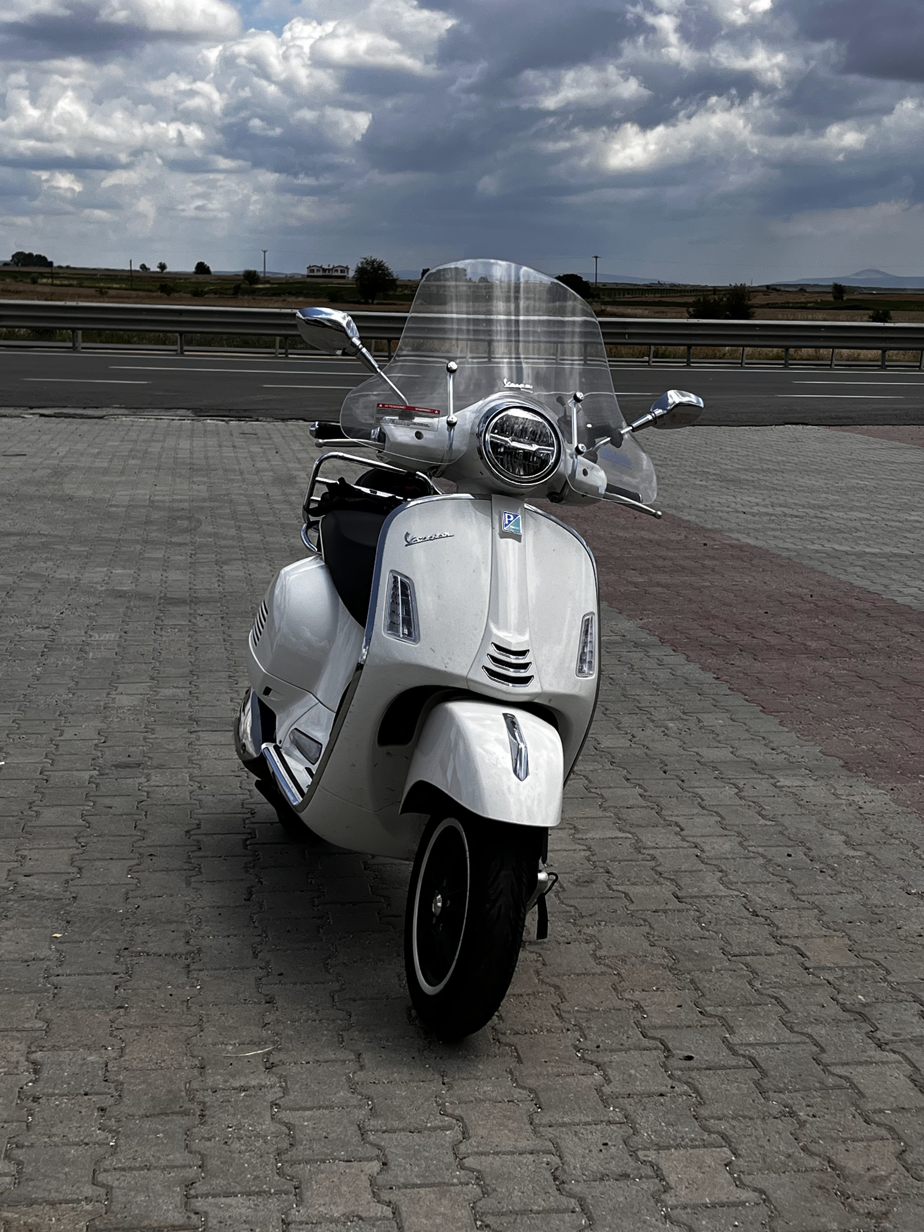 My 2023 Vespa GTS 300 and I covered thousands of kilometers together in a very short time. Unfortunately, a tragic accident separated us. It was a wonderful riding companion, filled with great memories and unforgettable journeys.