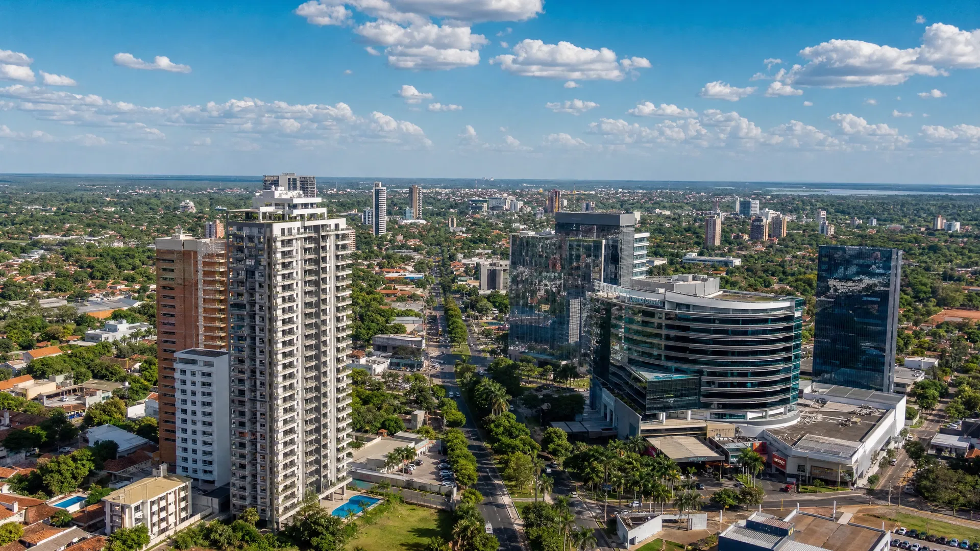 Vista aérea de ciudad en Paraguay, mercado inmobiliario en crecimiento