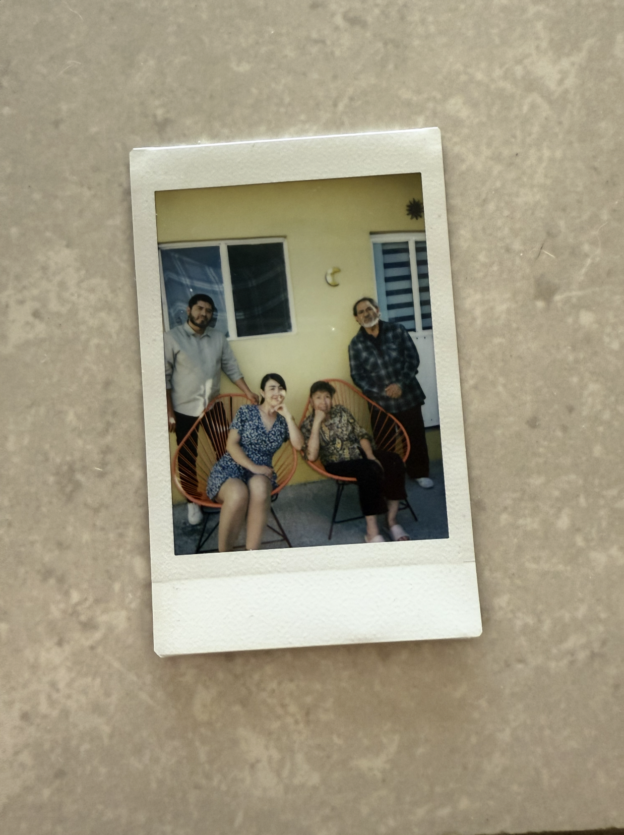 Hoy fuimos a contarle la noticia a tus abuelos de Querétaro. Se pusieron muy contentos al saber que vienes en camino y celebramos comiendo un rico pozole hecho por tu abuela.