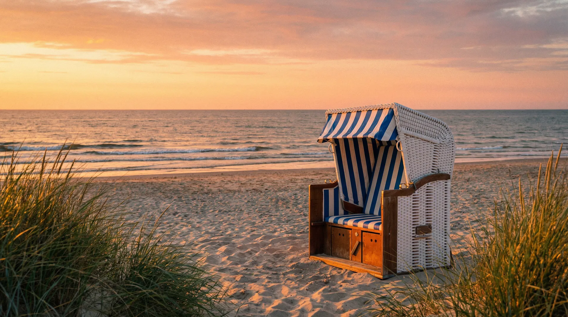 Strandkorb bei Sonnenuntergang