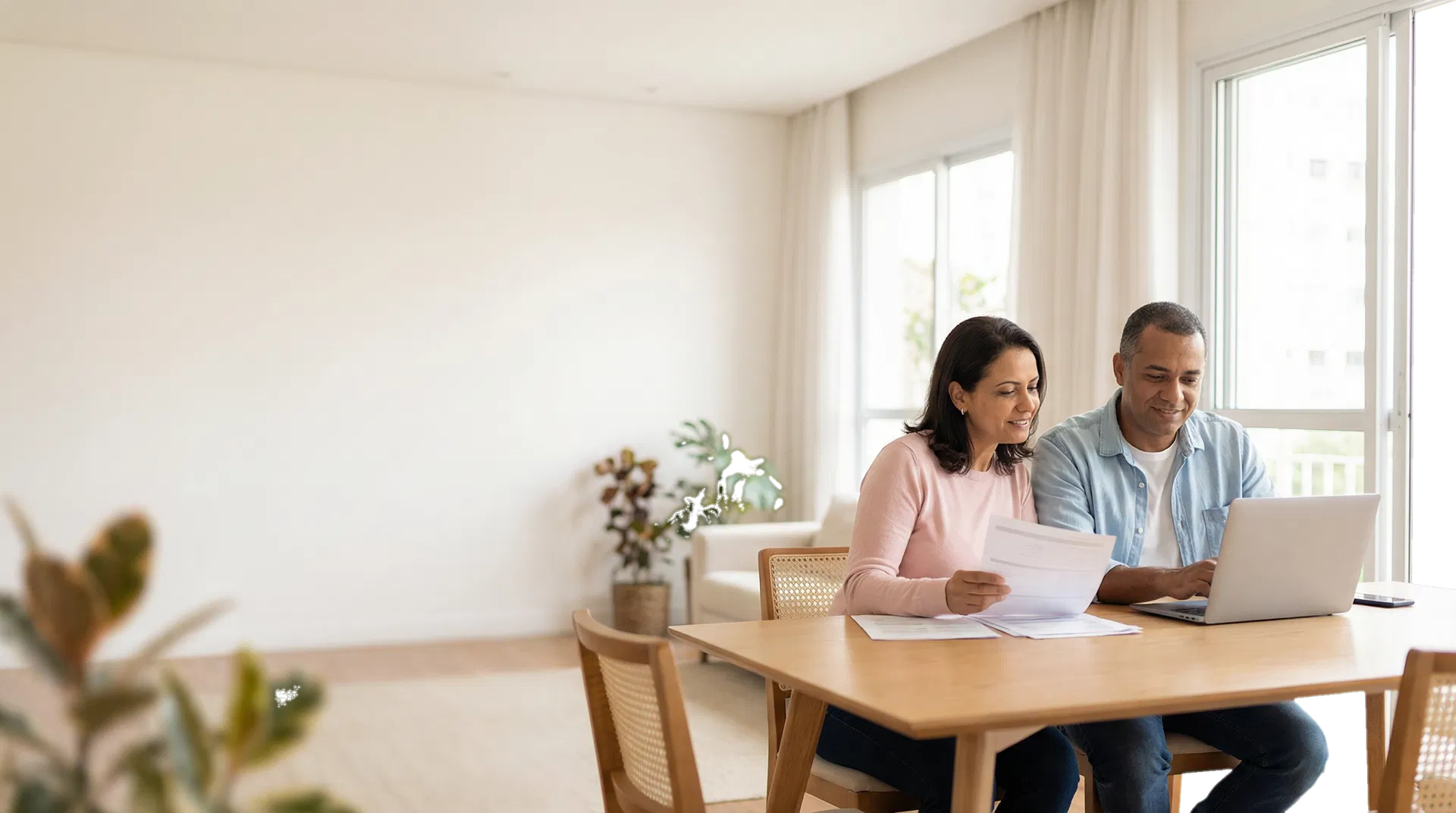 Casal analisando documentos em ambiente doméstico claro