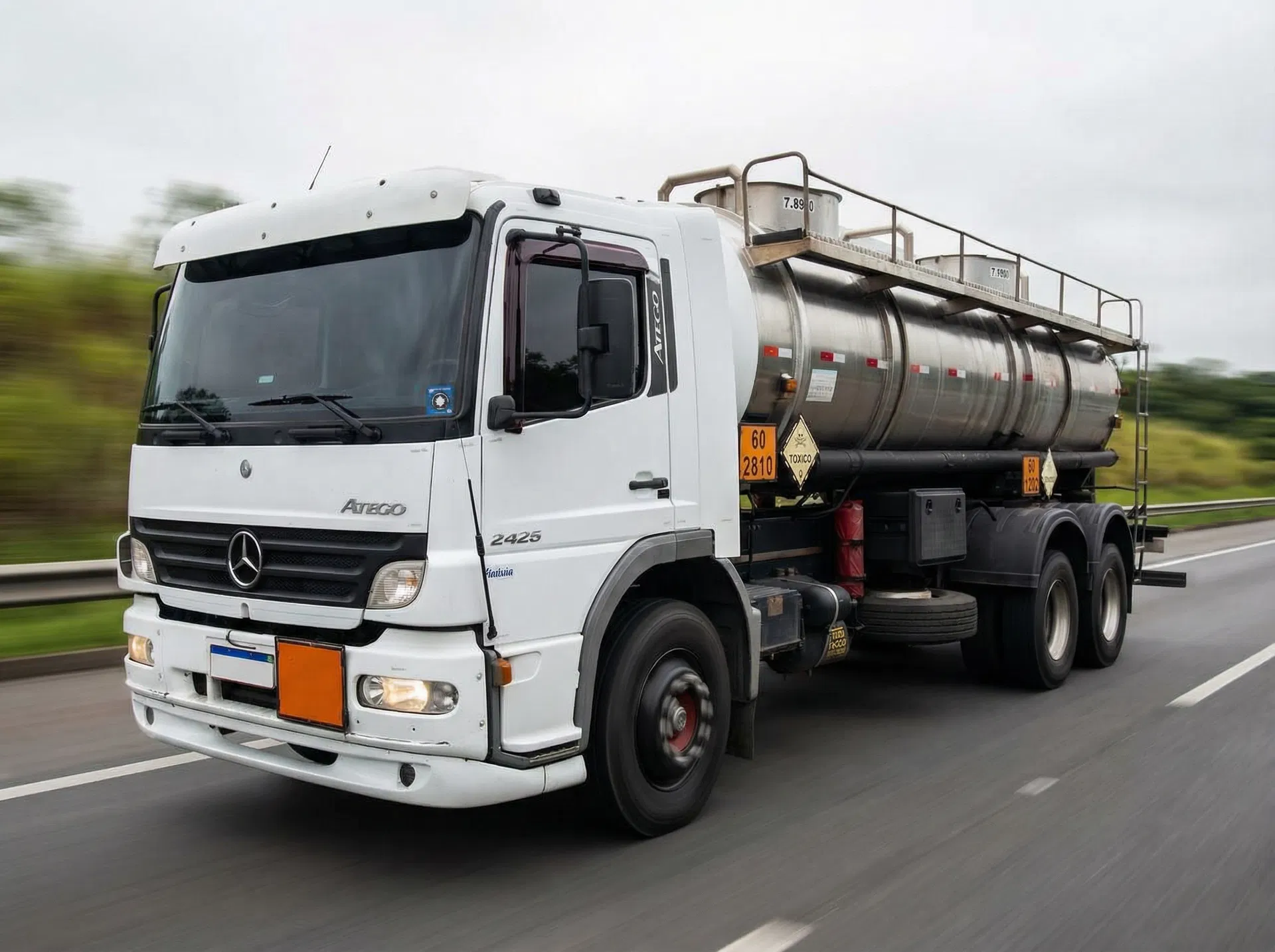 Caminhão-tanque Mercedes-Benz Cardosolog para transporte de produtos químicos