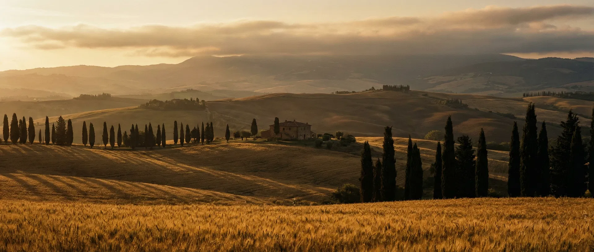 Paesaggio collinare toscano al tramonto